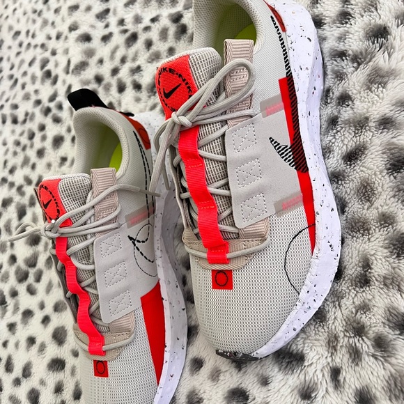 Tan and orange nike shoes - Picture 2 of 5